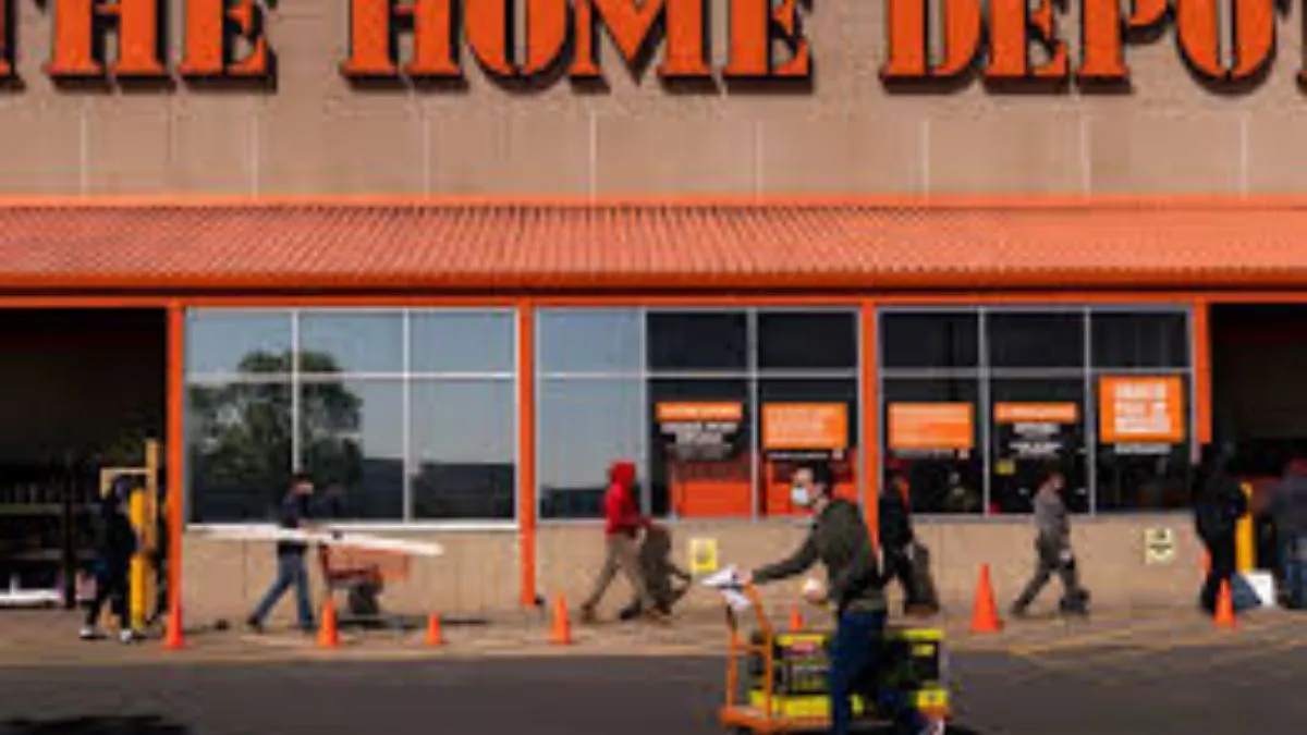 You are currently viewing Home Depot Confronts Largest Revenue Miss in Over Two Decades: Analysis of Share Price Target